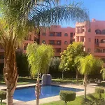 Un Moderne Chic Appartement Vue Sur Piscine