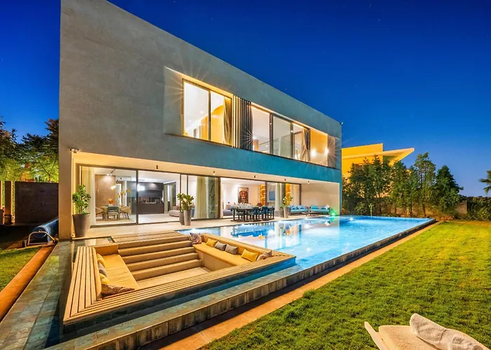 Luxury Villa Front Golf-Pool