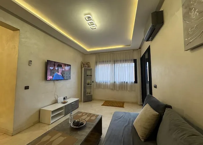 Apartment With Pool In Center