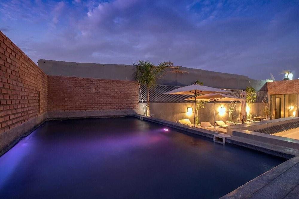 Luxe 40 Hotel