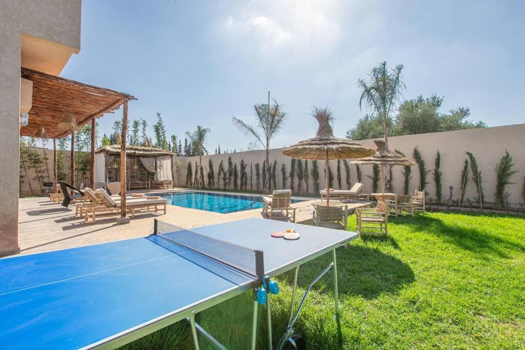 Leila,piscine , Grand Jardin, Jeux , Cuisiniere