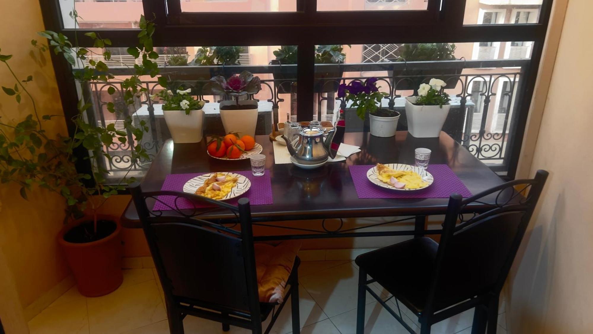 Magnifique Spacieux Confort Propre Familial 2 Salon Et Salle A Manger A 20mn A Pied De Place Jemaa El Fina 4 Piscines Dans Espace De Golf A 12 Mn En Voitures L Entree Est Gratuit Pour La Clientele Ouvert Entre 10h Et 20h *