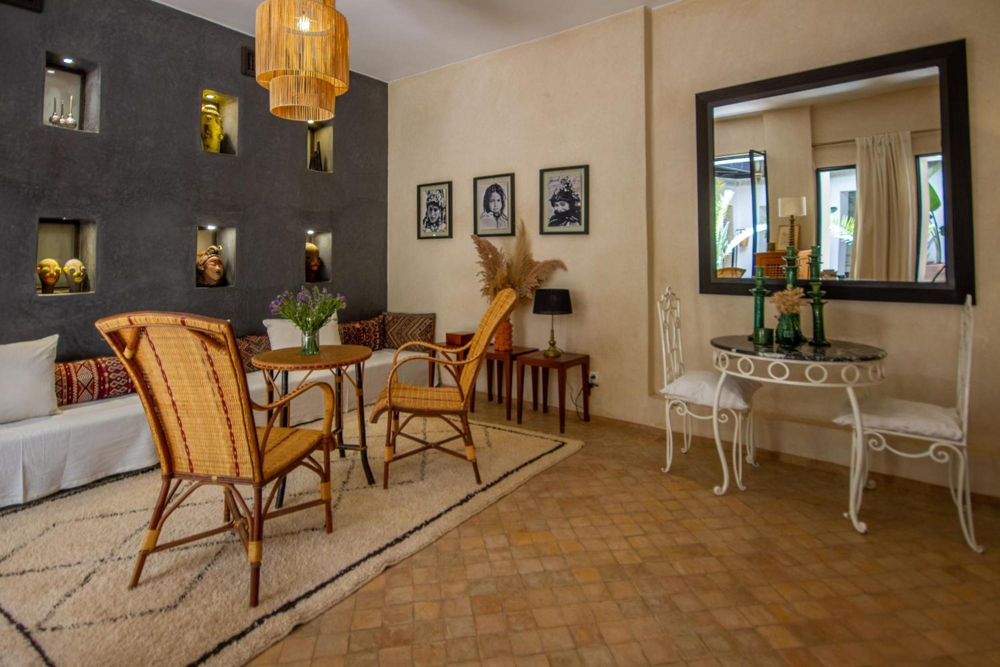 Bab 54 Guest house
