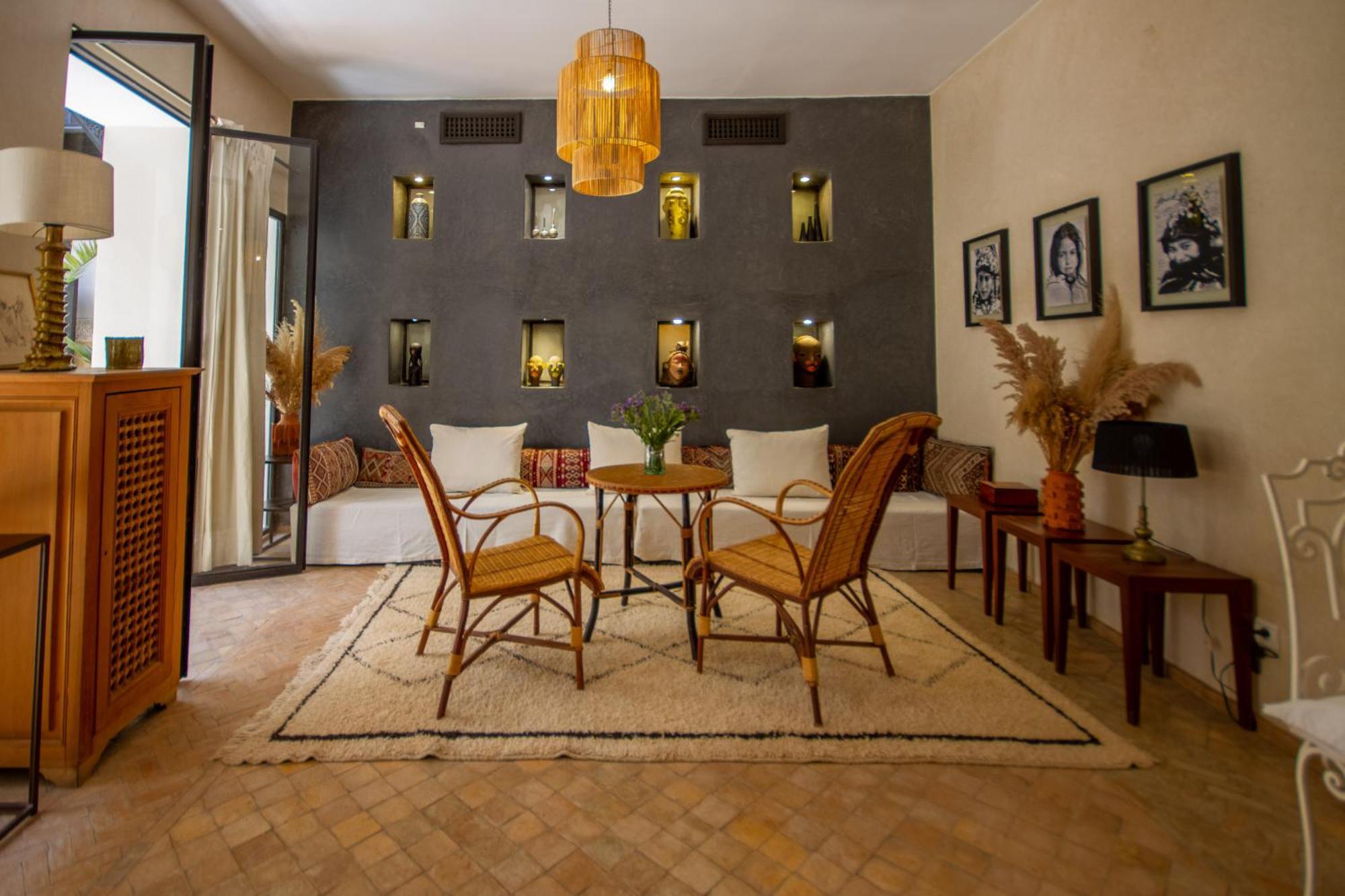 Bab 54 Guest house
