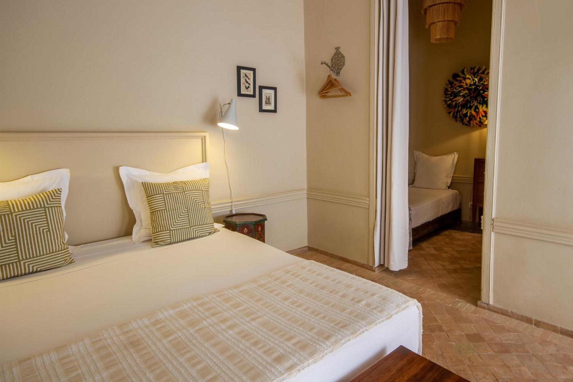 Bab 54 Guest house