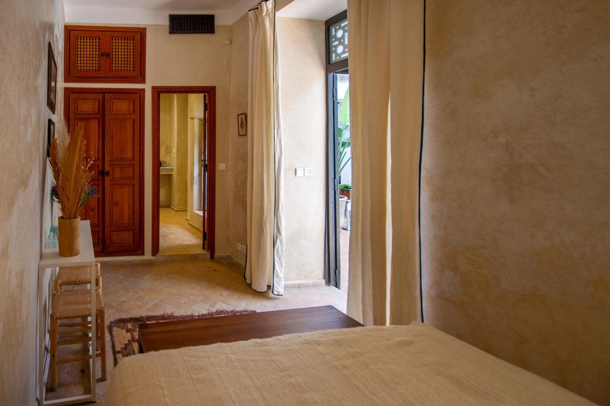 Bab 54 Guest house
