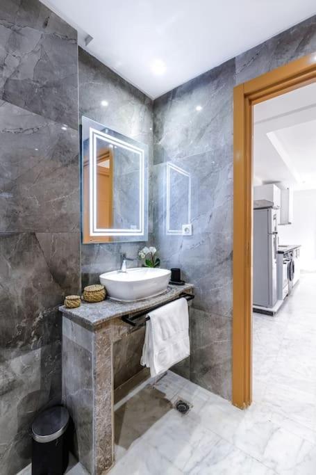 Fun-filled Luxury Center Apartment