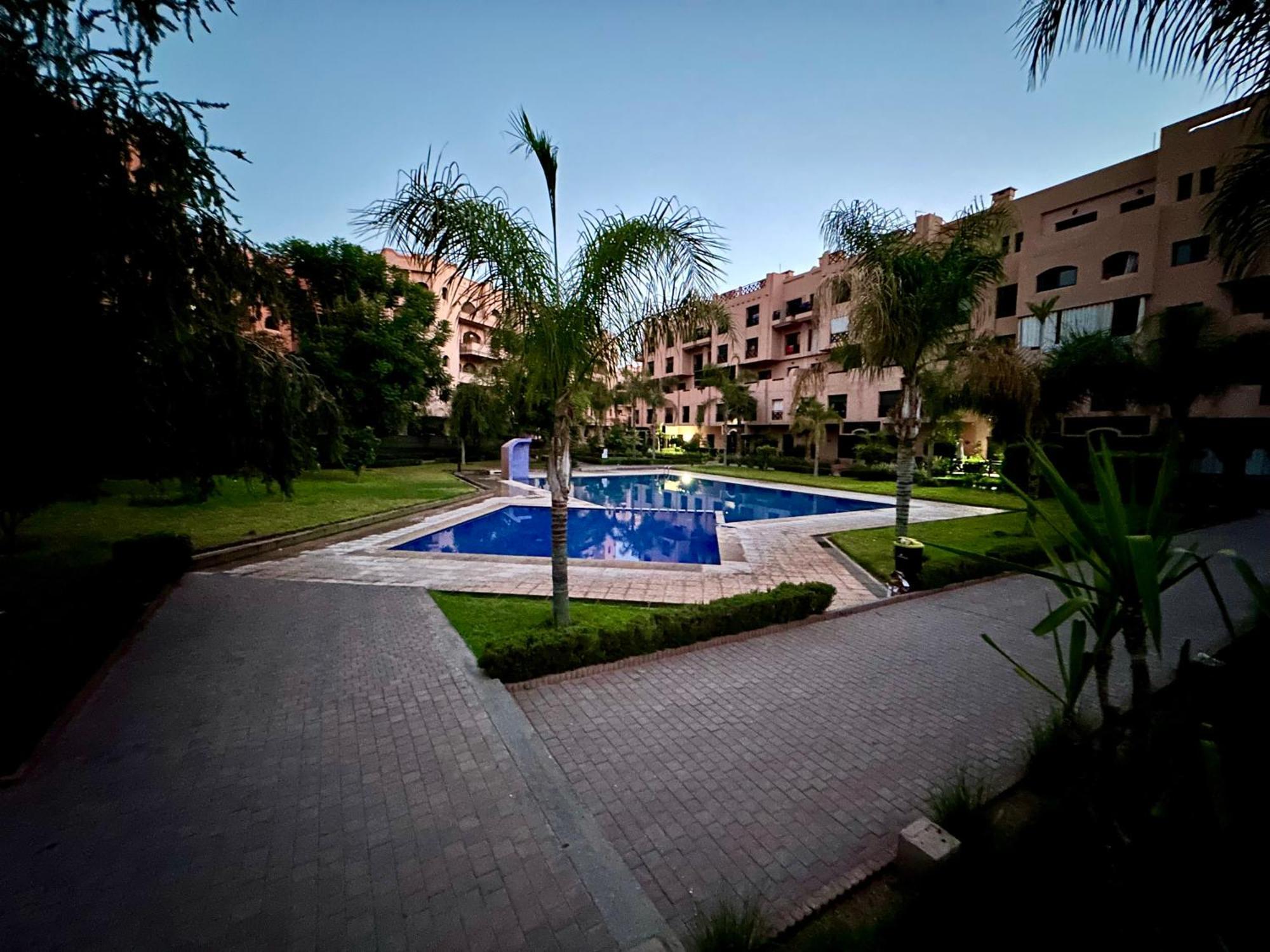 Oasis De Detente Avec Terrasse Et Vue Sur Piscine
