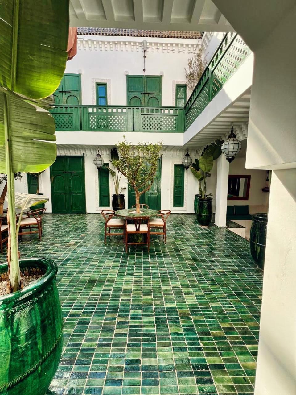 Riad Jil & *