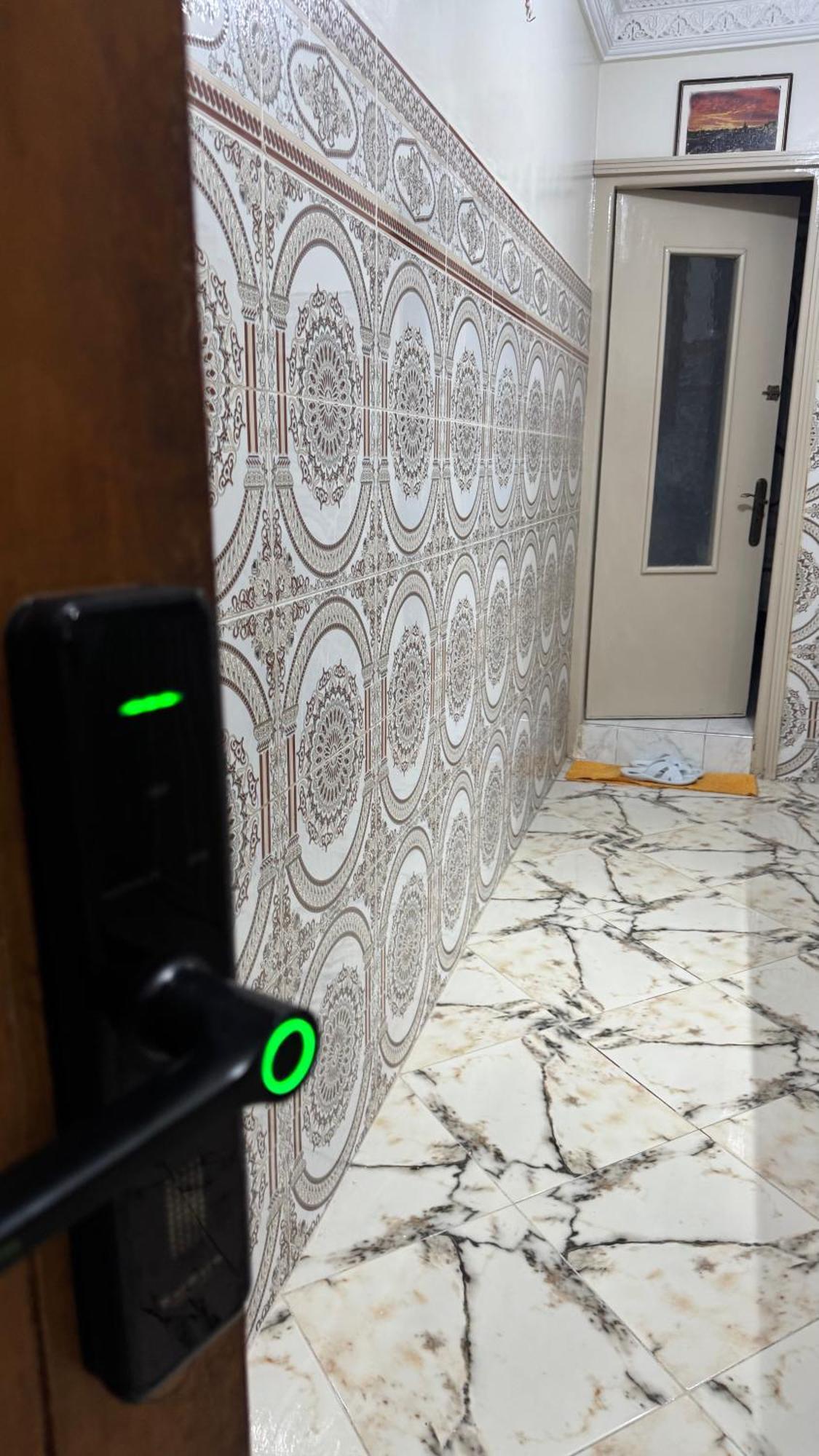 Appartement Airport Apartment 5 Minutes Walk, Perfect For Early & Late Flights *