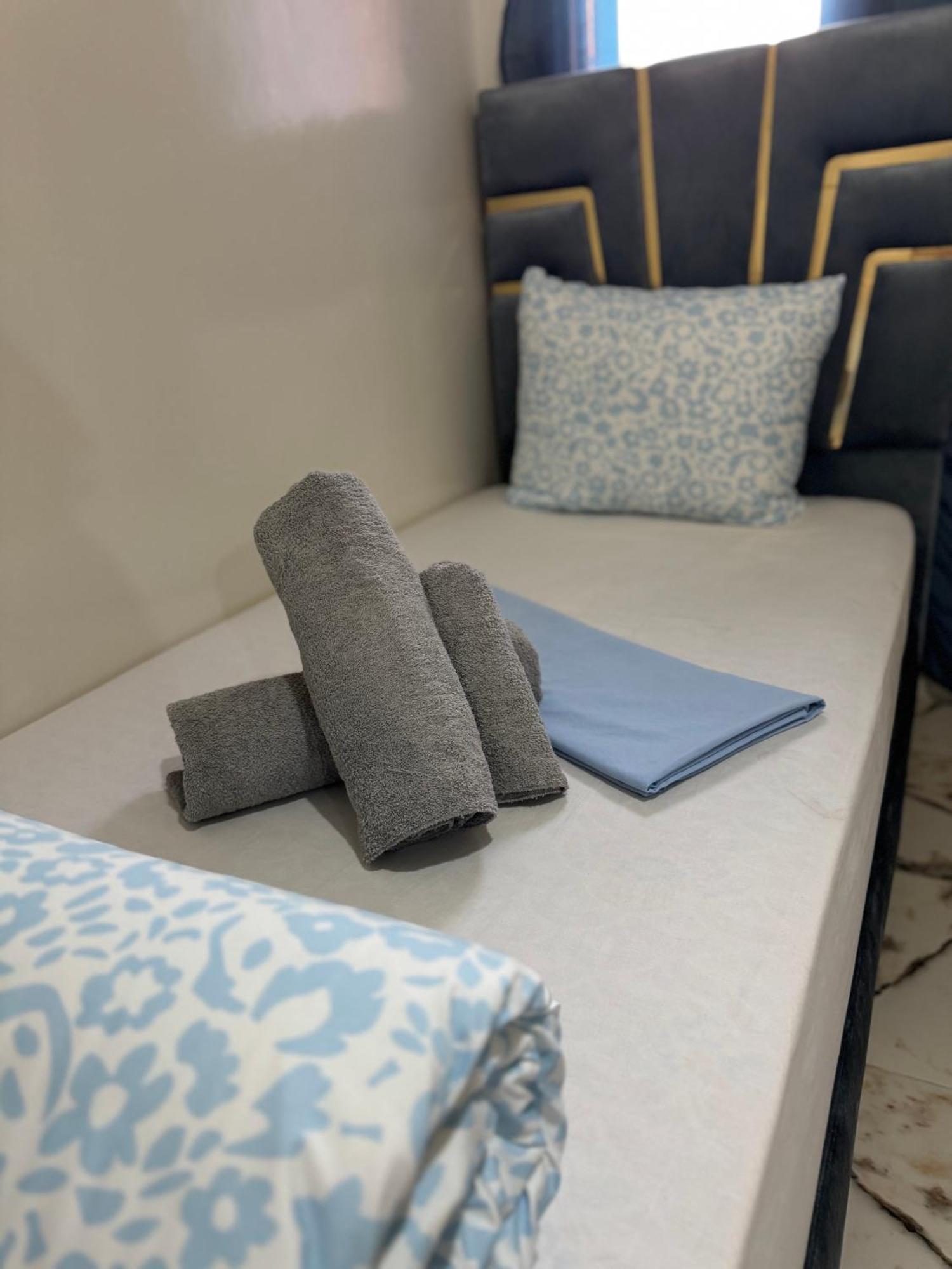Airport Apartment 5 Minutes Walk, Perfect For Early & Late Flights *