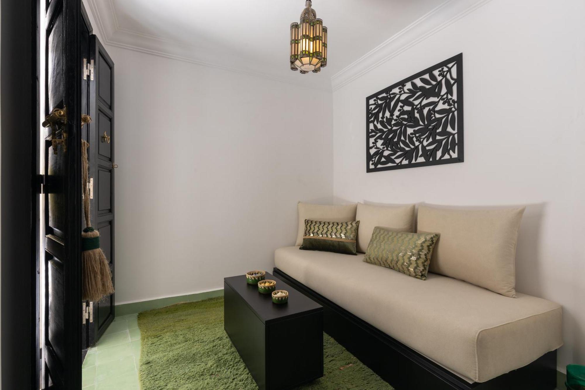 Riad Zehra *