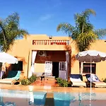 Jolie villa moderne avec piscine privée.