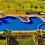 Magnifique Appartement Spacieux Confort Propre Familial 2 Chambres Salon Et Salle A Manger A 20Mn A Pied De Place Jemaa El Fina 4 Piscines Dans Espace De Golf A 12 Mn En Voitures L Entree Est Gratuit Pour La Clientele Ouvert Entre 10H Et 20H