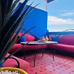 Apartment with nice private terrace&parking Appartement avec jolie terrasse privée et parking