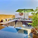 Riad Privatise Jusqu A 10 Personnes Avec 5 Suites, Bassin Et Rooftop A Seulement 15 Minutes A Pied De La Celebre Place Jemaa El Fna