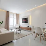 Stylish And Central Downtown Retreat