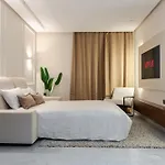 Stylish And Central Downtown Retreat