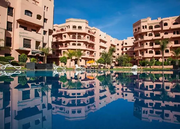 Luxury Premium Apartment Stay With 5 Pools And Garden