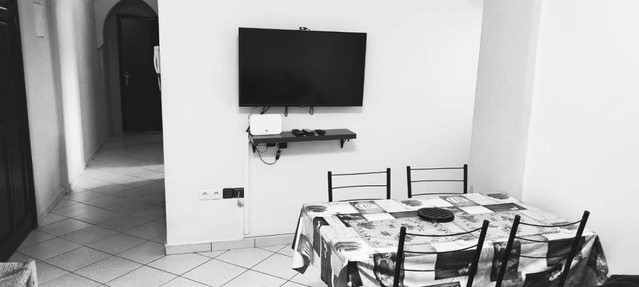 Apartment Bright Air Conditioned Near Center *