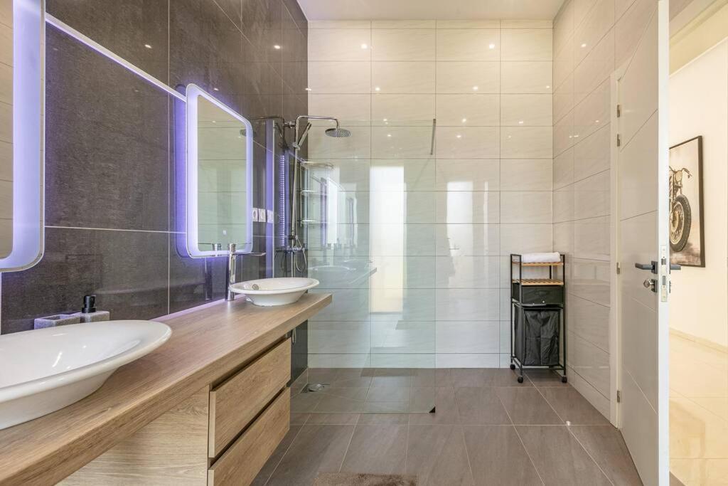 Mima, Lux, Billard, Jeux, Cuisiniere , Piscine Chauffee, Villa *