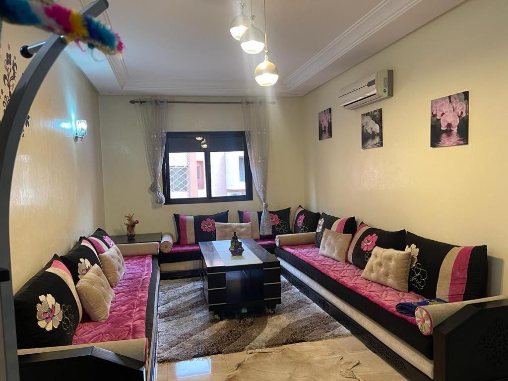 Apartment Magnifique Spacieux Confort Propre Familial 2 Salon Et Salle A Manger A 20mn A Pied De Place Jemaa El Fina 4 Piscines Dans Espace De Golf A 12 Mn En Voitures L Entree Est Gratuit Pour La Clientele Ouvert Entre 10h Et 20h *