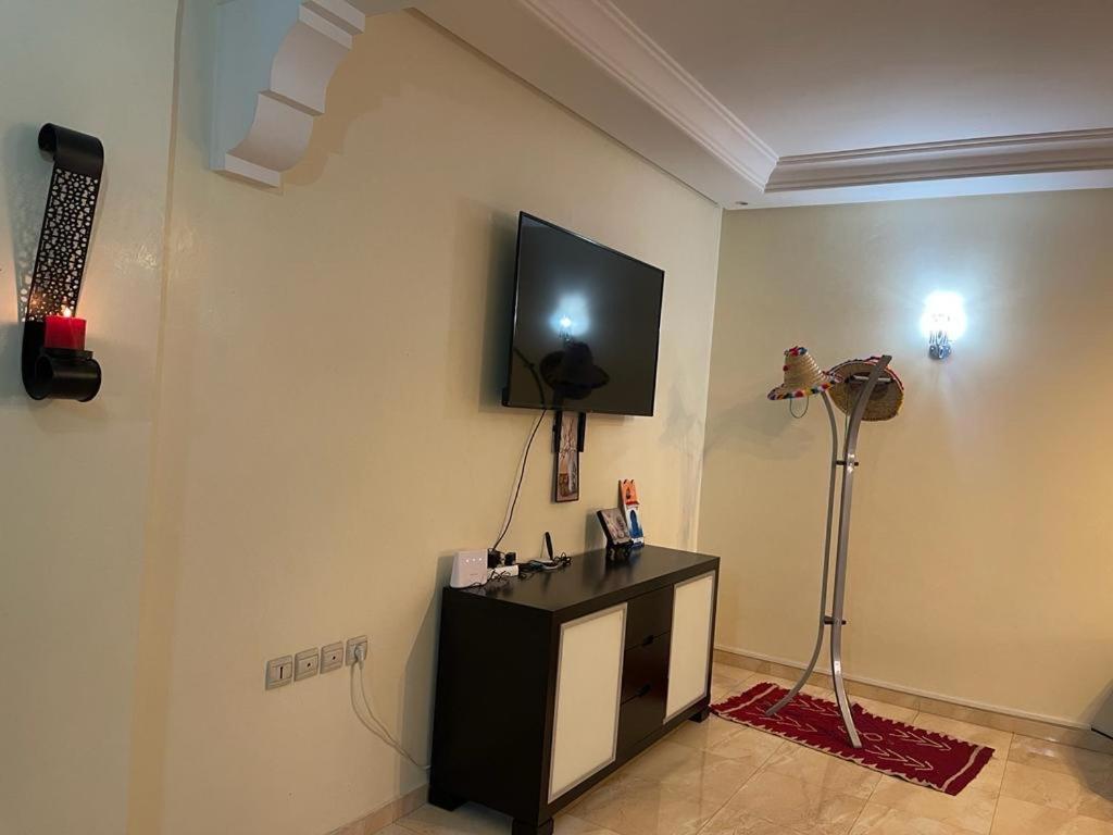 Magnifique Spacieux Confort Propre Familial 2 Salon Et Salle A Manger A 20mn A Pied De Place Jemaa El Fina 4 Piscines Dans Espace De Golf A 12 Mn En Voitures L Entree Est Gratuit Pour La Clientele Ouvert Entre 10h Et 20h Apartment *