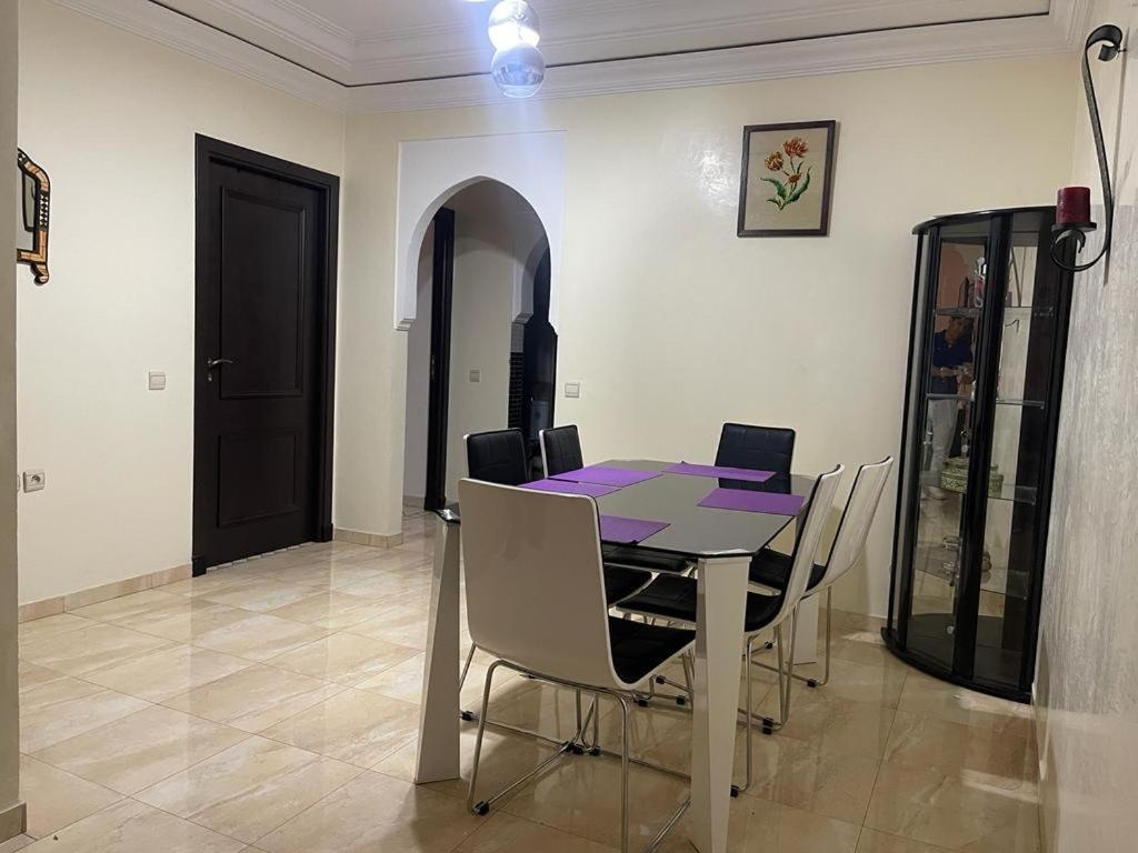 Magnifique Spacieux Confort Propre Familial 2 Salon Et Salle A Manger A 20mn A Pied De Place Jemaa El Fina 4 Piscines Dans Espace De Golf A 12 Mn En Voitures L Entree Est Gratuit Pour La Clientele Ouvert Entre 10h Et 20h Apartment