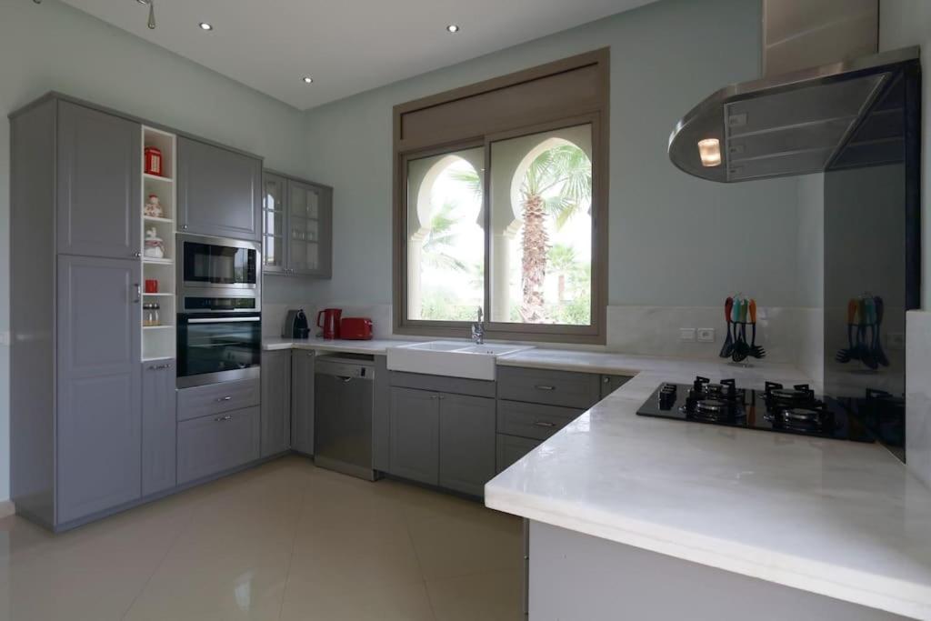 Splendide De Luxe Privatisee Avec Cuisiniere - Piscine Chauffee - Jacuzzi & Hammam Villa *