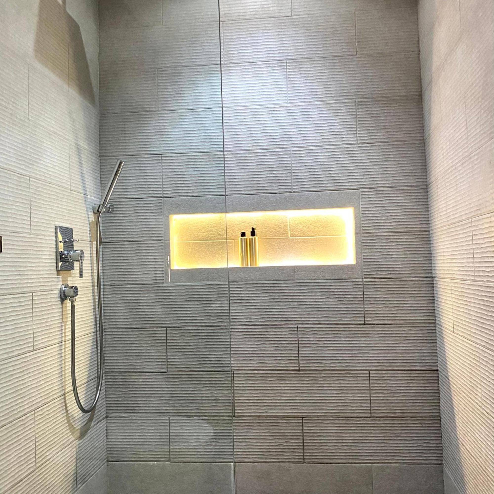 Rooftop Pool, Bright & Cozy In City Center *