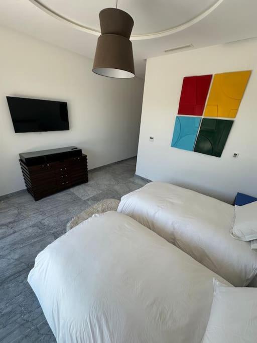 Villa In Marrakech - 5 Suites, Heated Pool, Jacuzzi, Transportation, Volleyball & Padle Court, Complimentary Breakfast *