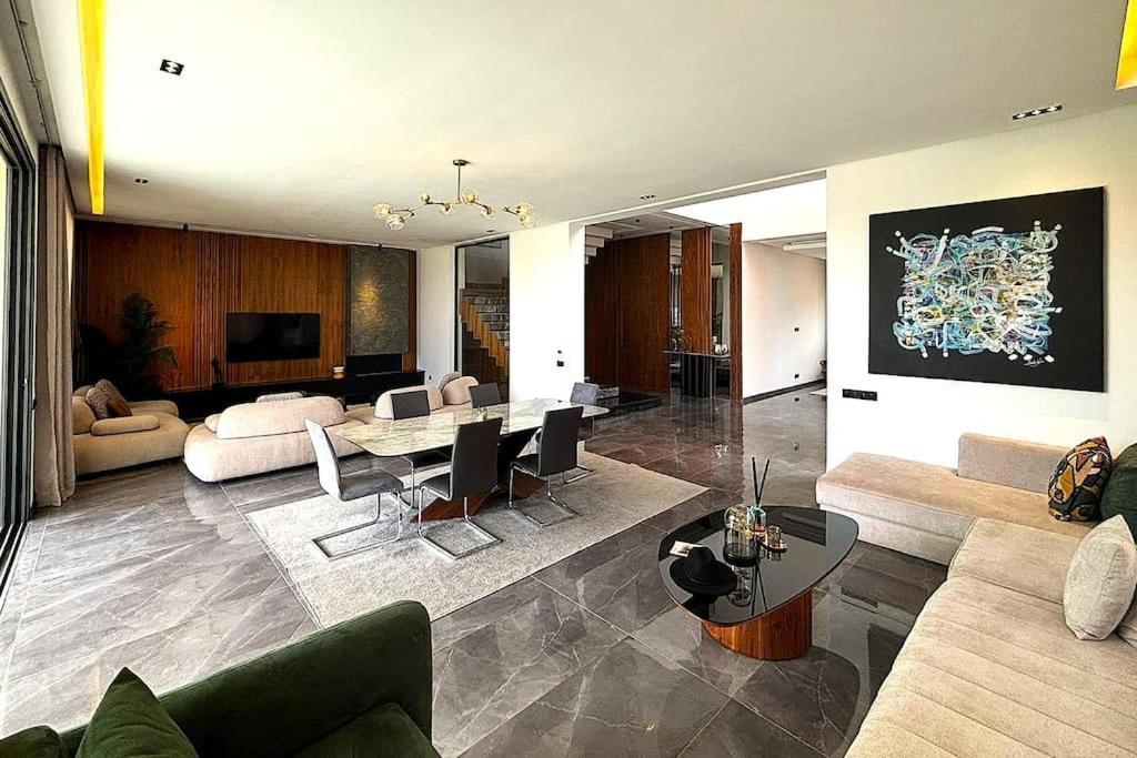 Luxe Secure Golf Villa *