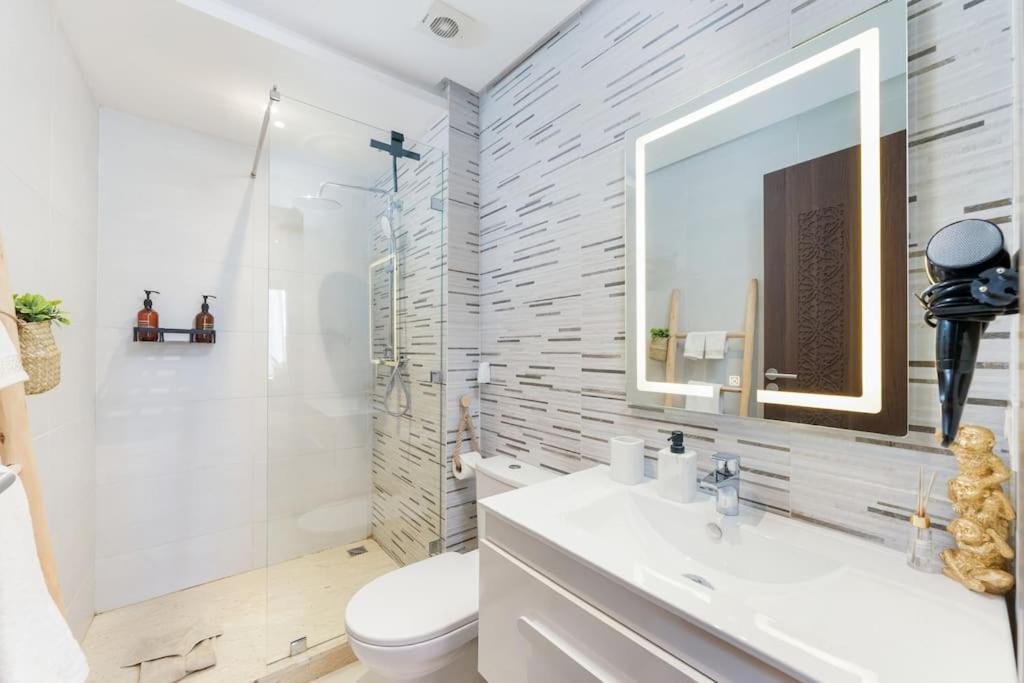 Luxury And Healthy Designed With Pool Apartment