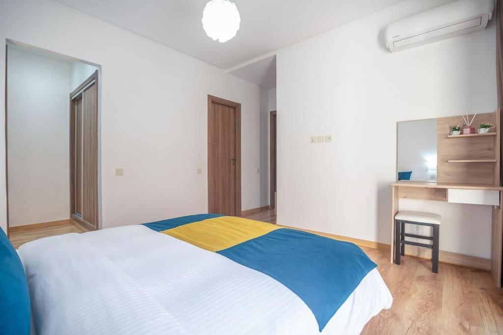 Charming Two Bedrooms Flat With Pool And Parking Apartment *