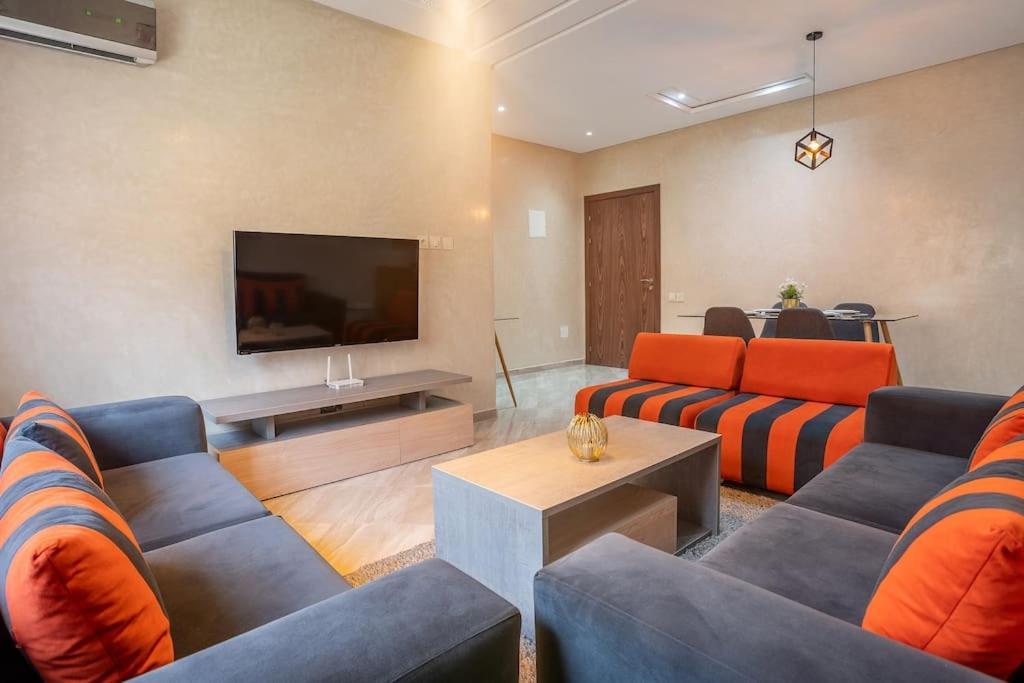 Apartment Charming Two Bedrooms Flat With Pool And Parking *