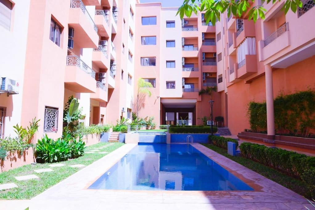 Charming Two Bedrooms Flat With Pool And Parking *