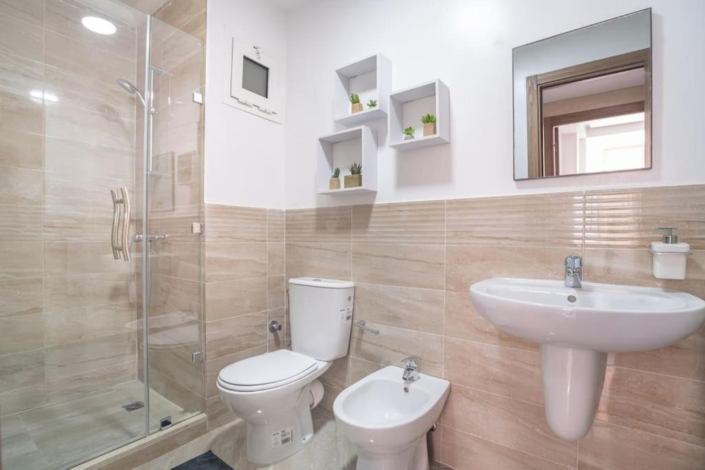 Charming Two Bedrooms Flat With Pool And Parking Apartment *