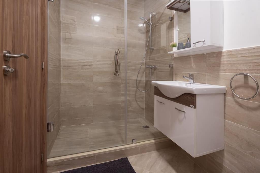 Charming Two Bedrooms Flat With Pool And Parking Apartment