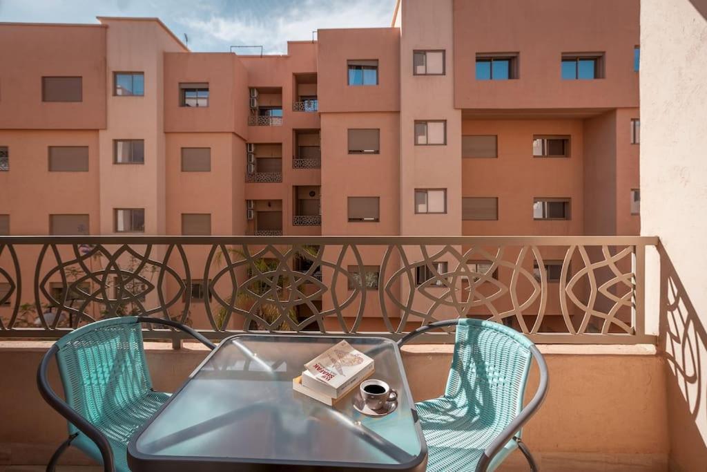 Charming Two Bedrooms Flat With Pool And Parking Apartment *