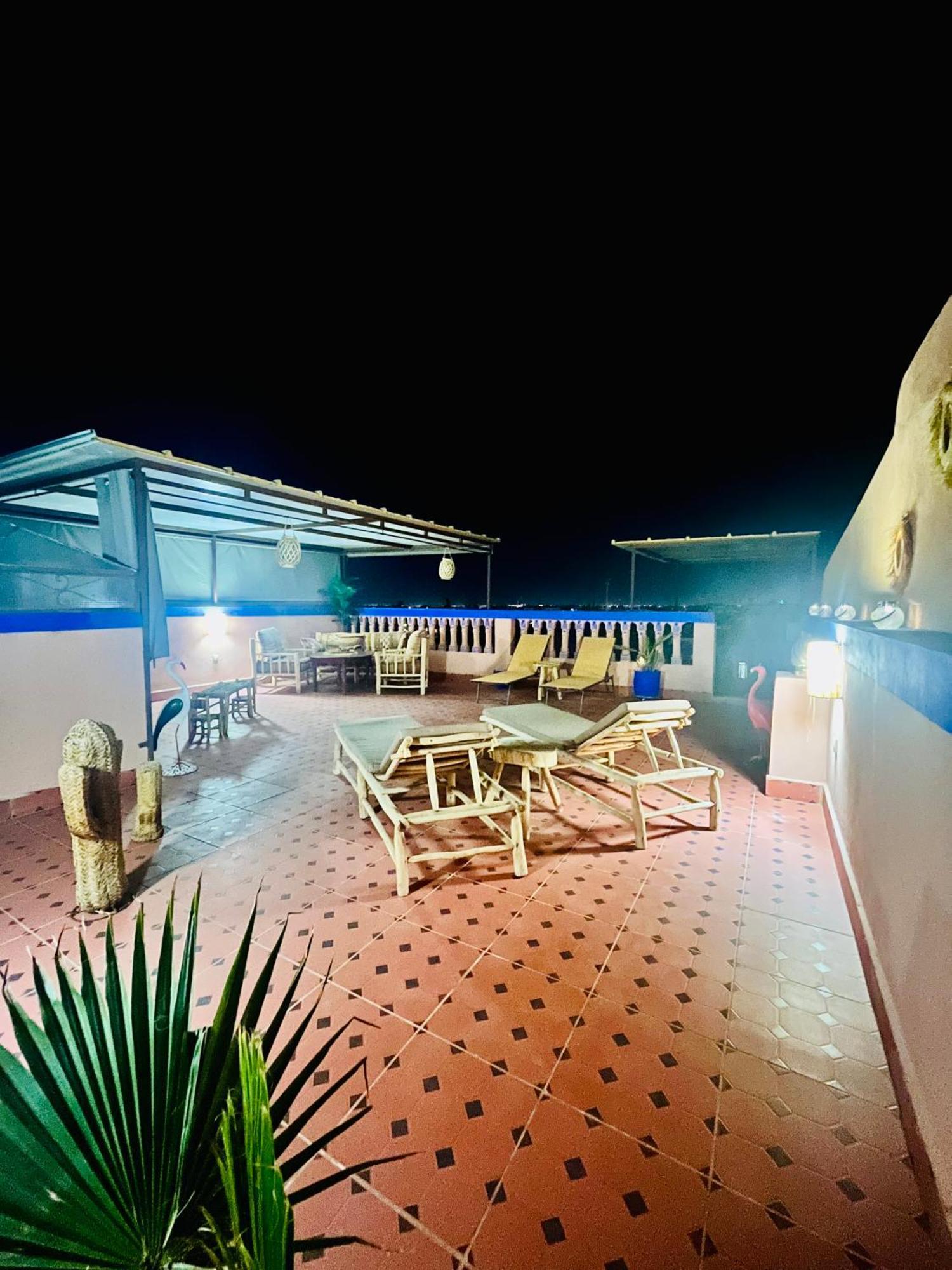 Apartment With Ac, Patio And Rooftop Appartement Climatise Avec Patio Et Toit Terrasse *