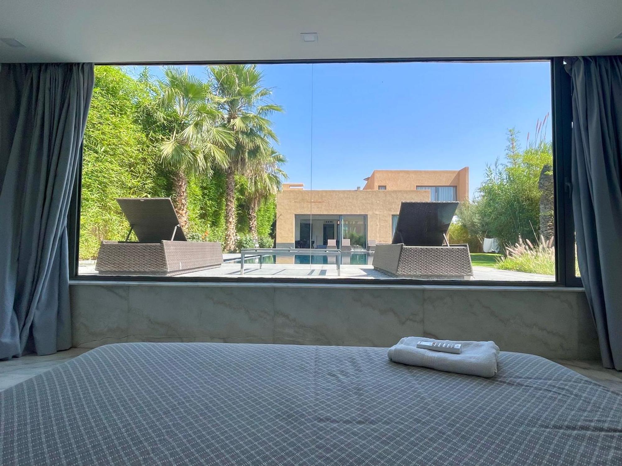 Luxury Palm Villa *