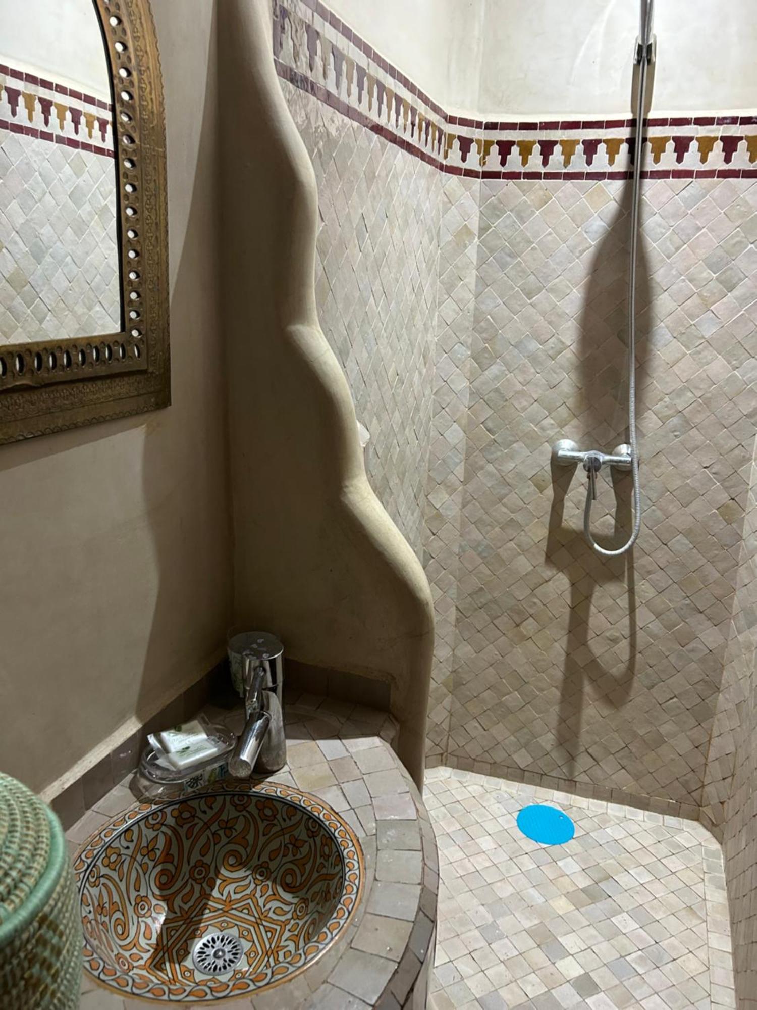 Riad Amazing Amazigh Avec Jacuzzi Petit Dejeuner Compris Avec Aussi Familiales Pres De La Place Jemaa El Fna Marrakesh