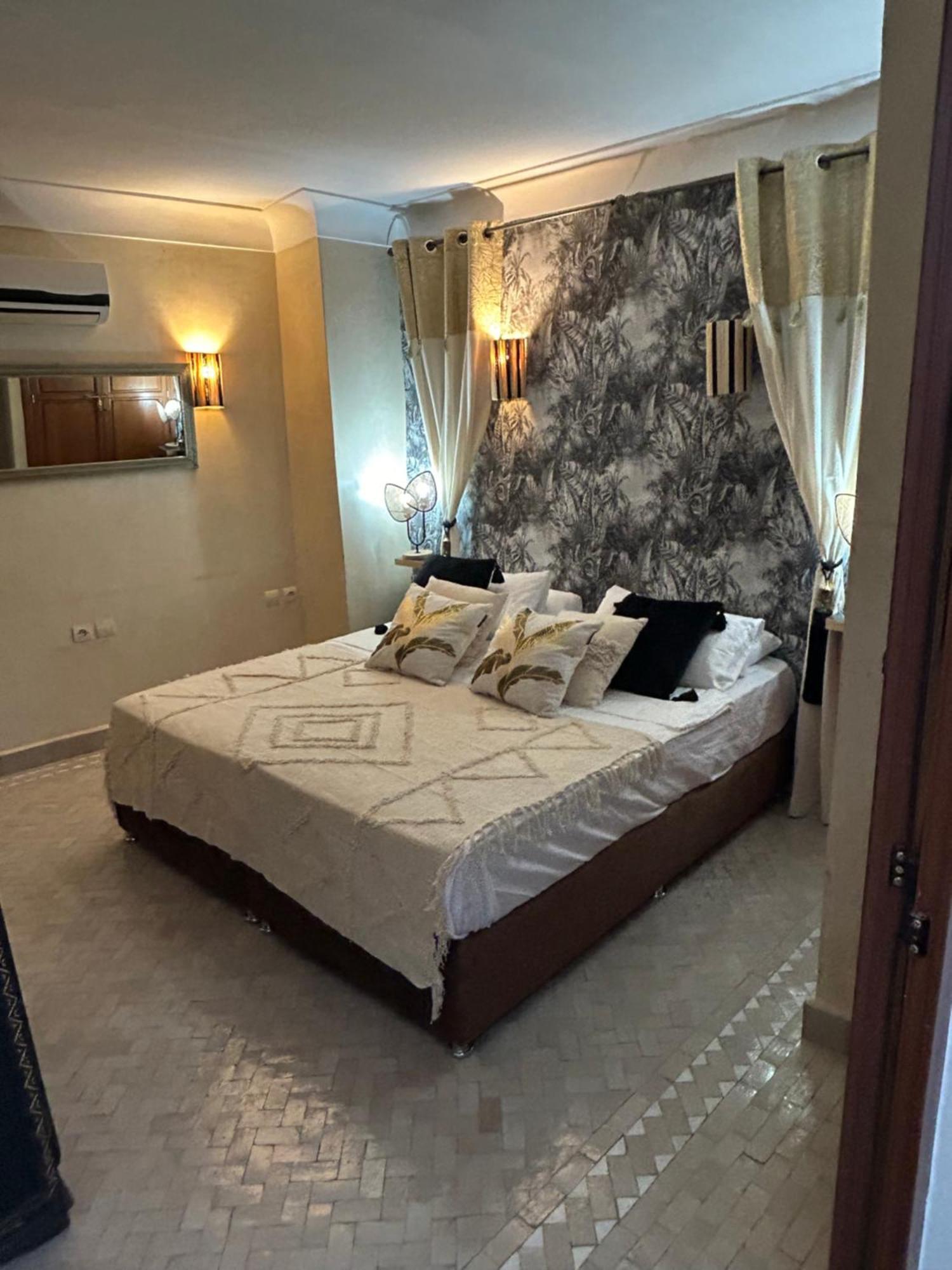 Riad Amazing Amazigh Avec Jacuzzi Petit Dejeuner Compris Avec Aussi Familiales Pres De La Place Jemaa El Fna *