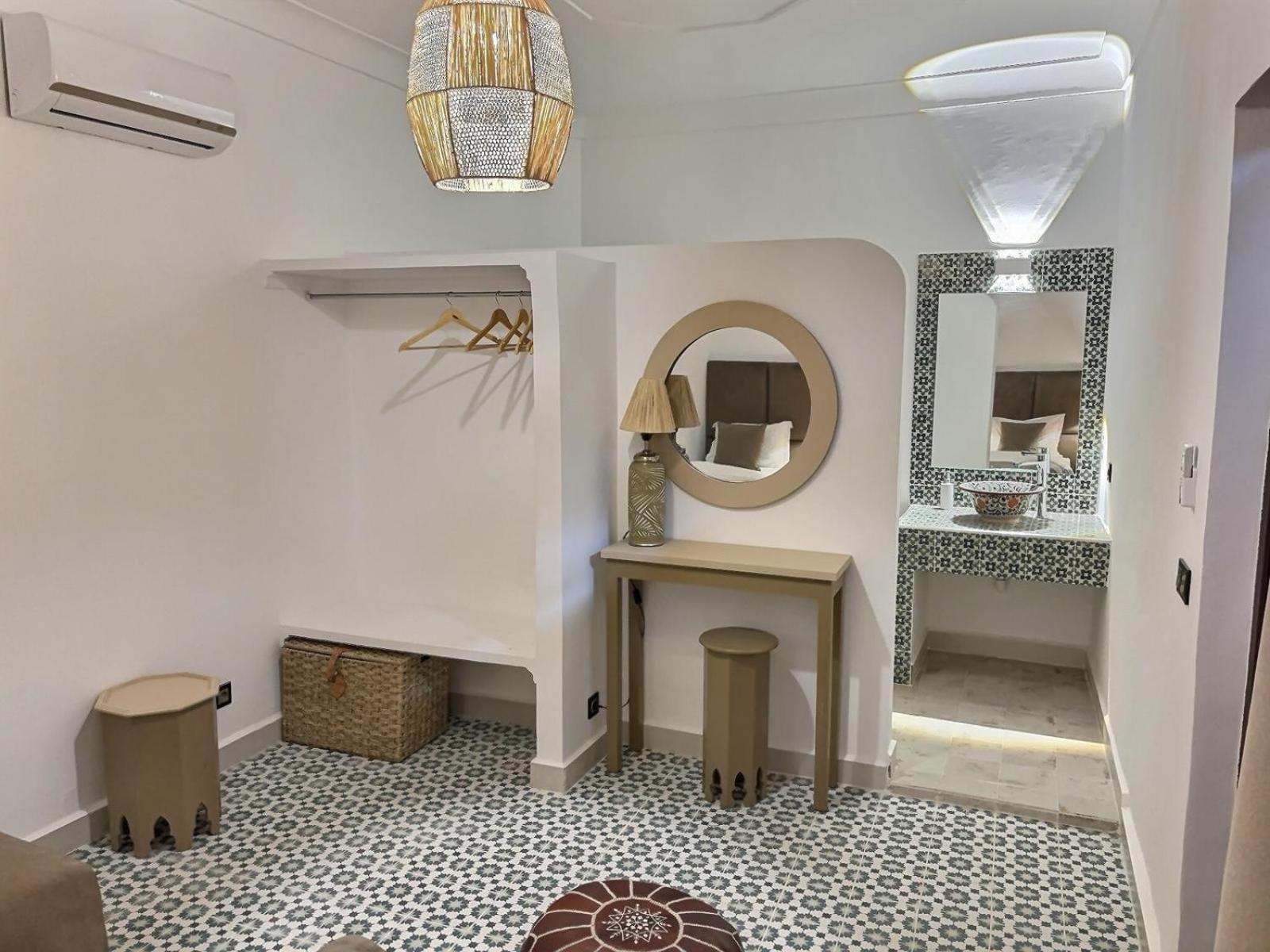 Privatise Jusqu A 10 Personnes Avec 5 Suites, Bassin Et Rooftop A Seulement 15 Minutes A Pied De La Celebre Place Jemaa El Fna Marrakesh