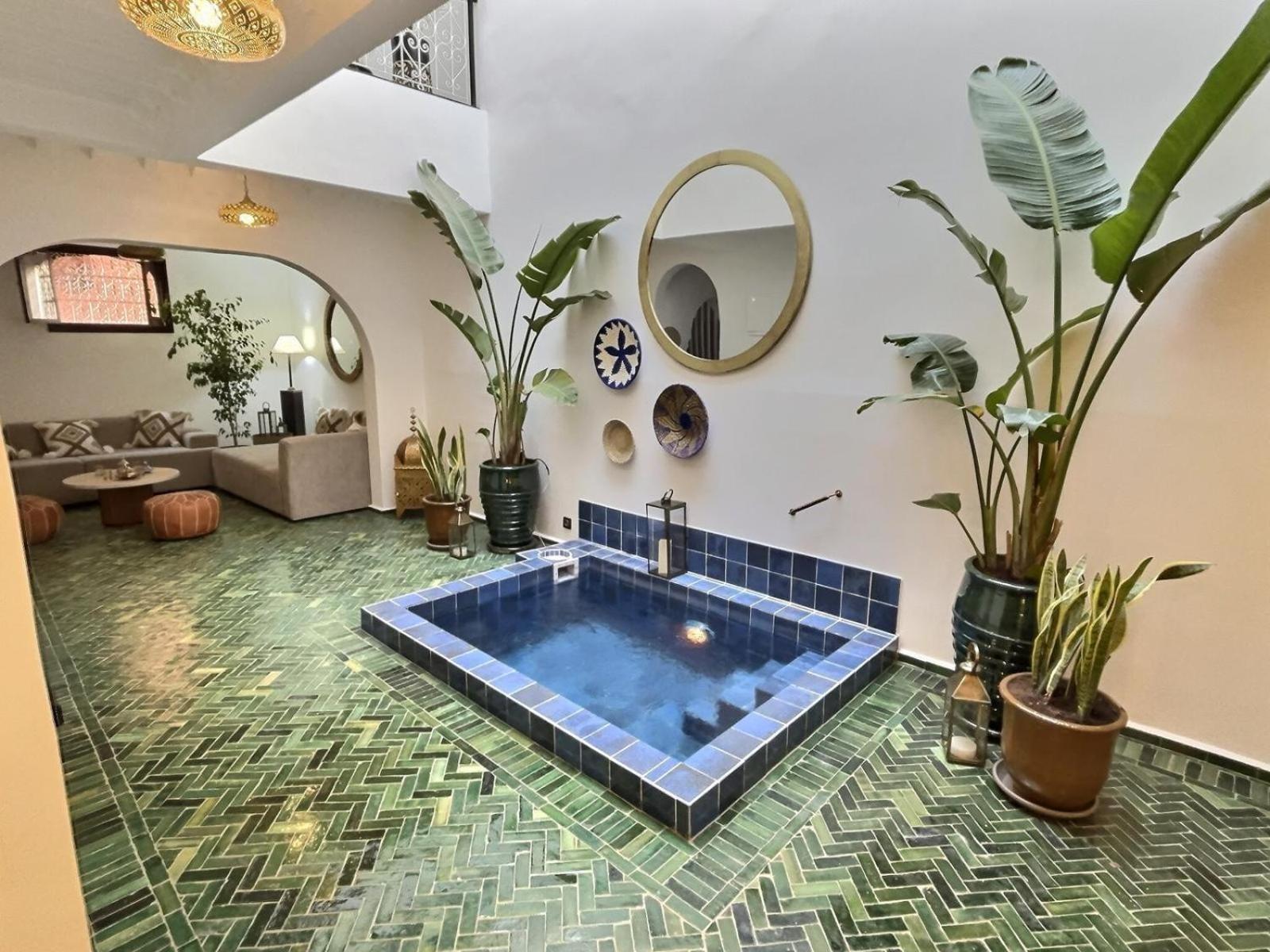 Privatise Jusqu A 10 Personnes Avec 5 Suites, Bassin Et Rooftop A Seulement 15 Minutes A Pied De La Celebre Place Jemaa El Fna Holiday home *