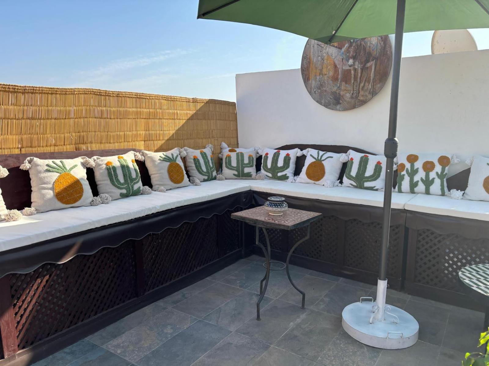 Privatise Jusqu A 10 Personnes Avec 5 Suites, Bassin Et Rooftop A Seulement 15 Minutes A Pied De La Celebre Place Jemaa El Fna