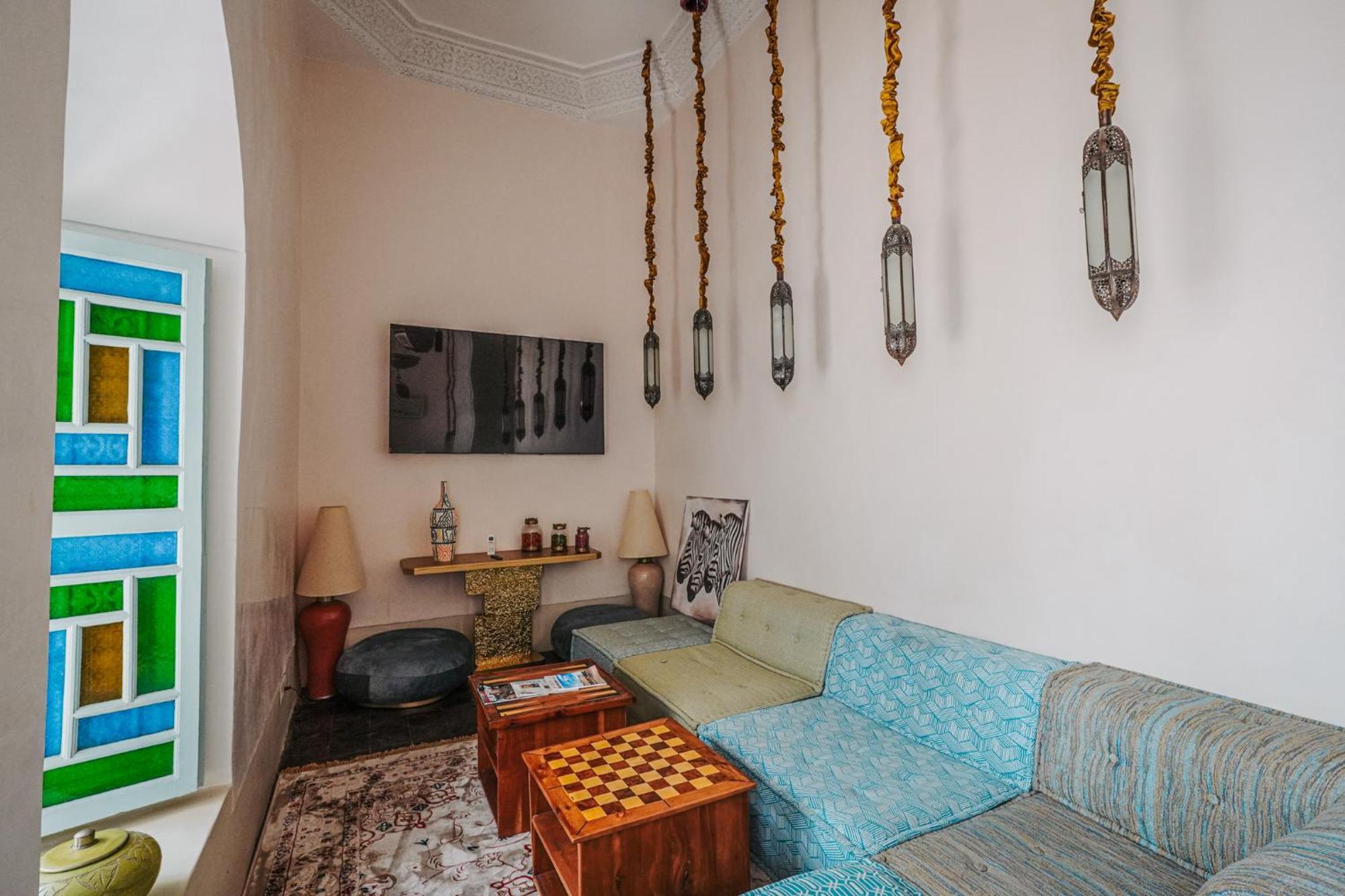Riad Assouel Et By La Siredrah *