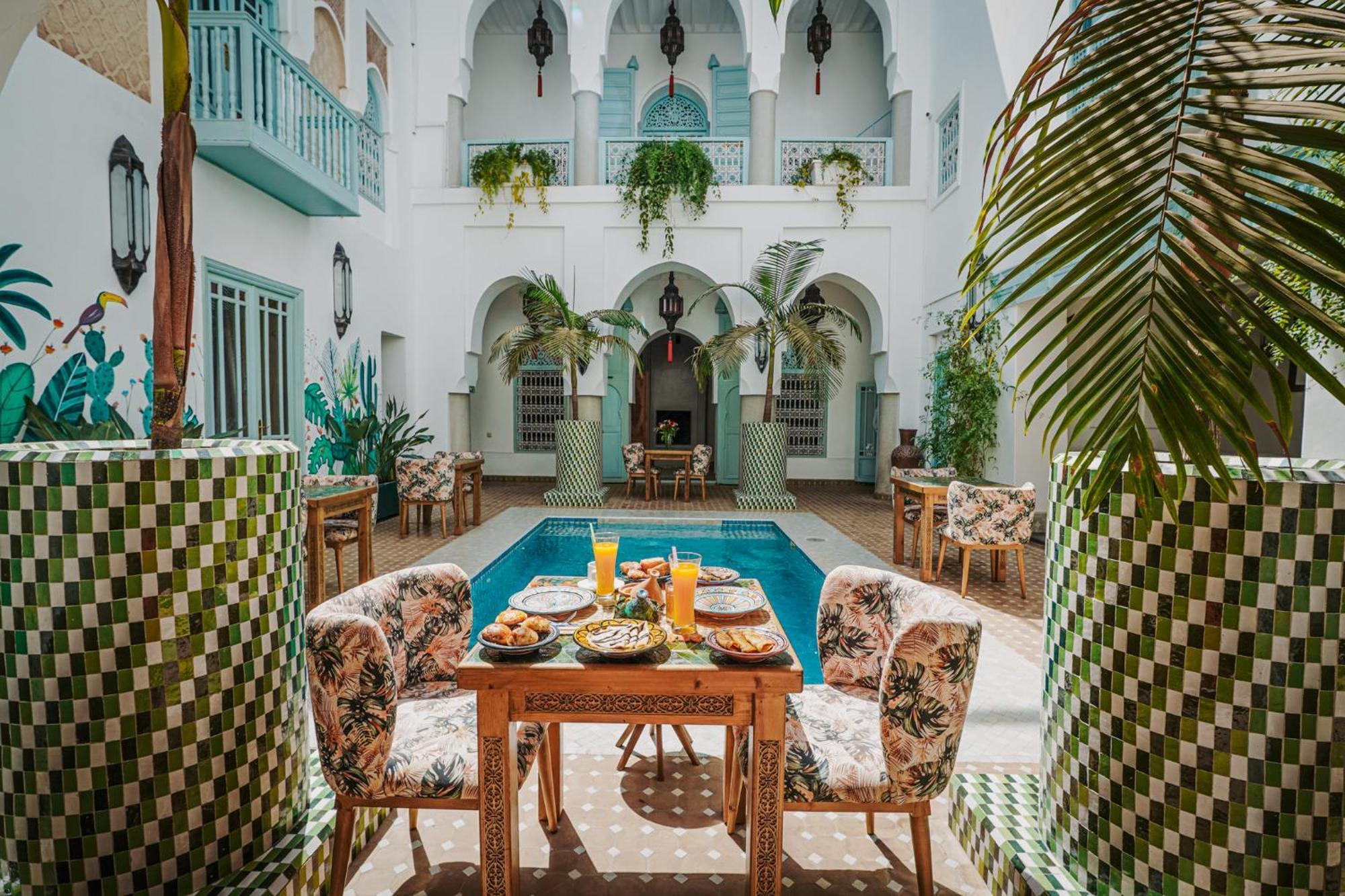 Riad Assouel Et By La Siredrah *