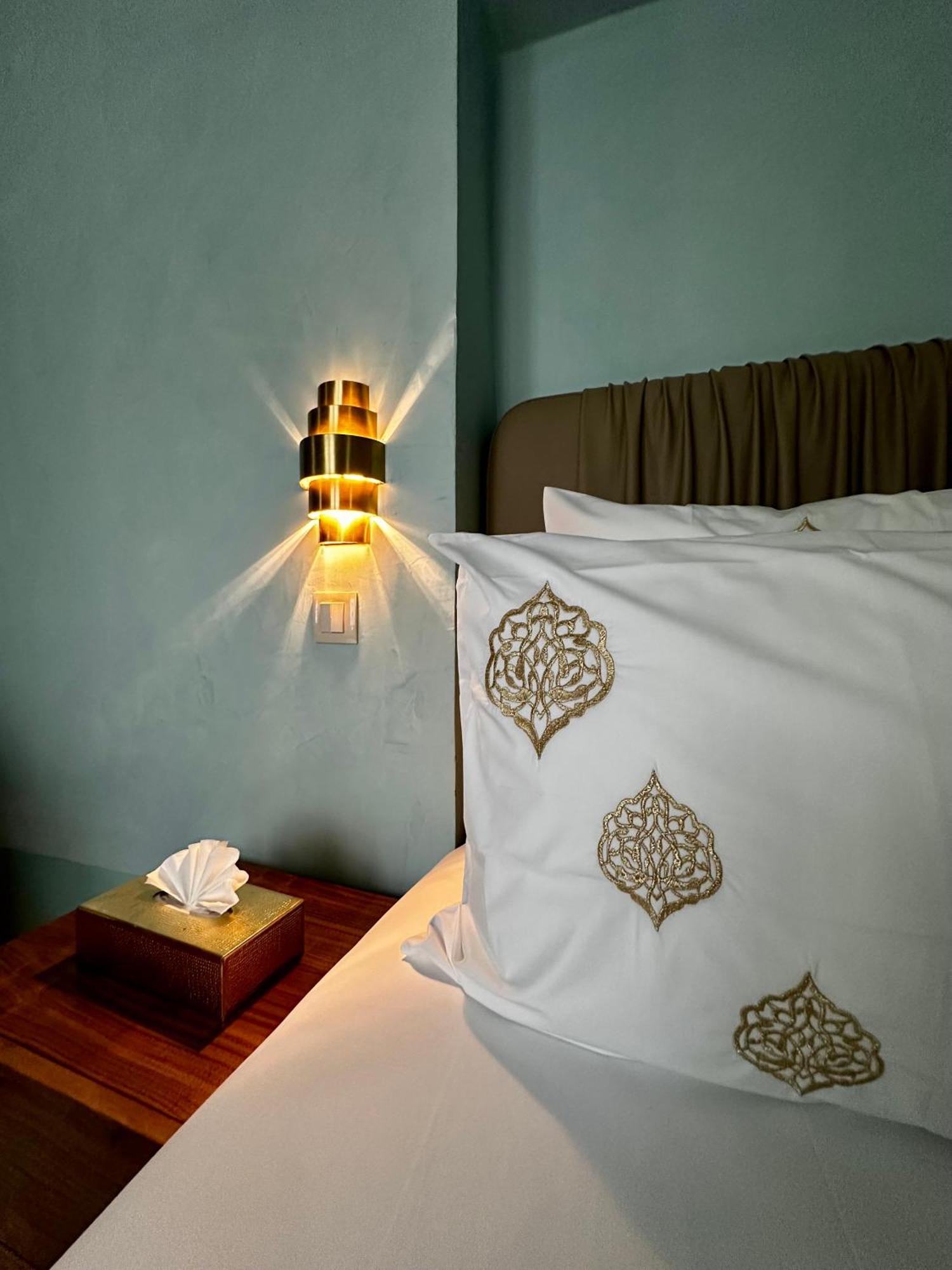 Riad Assouel Et By La Siredrah *