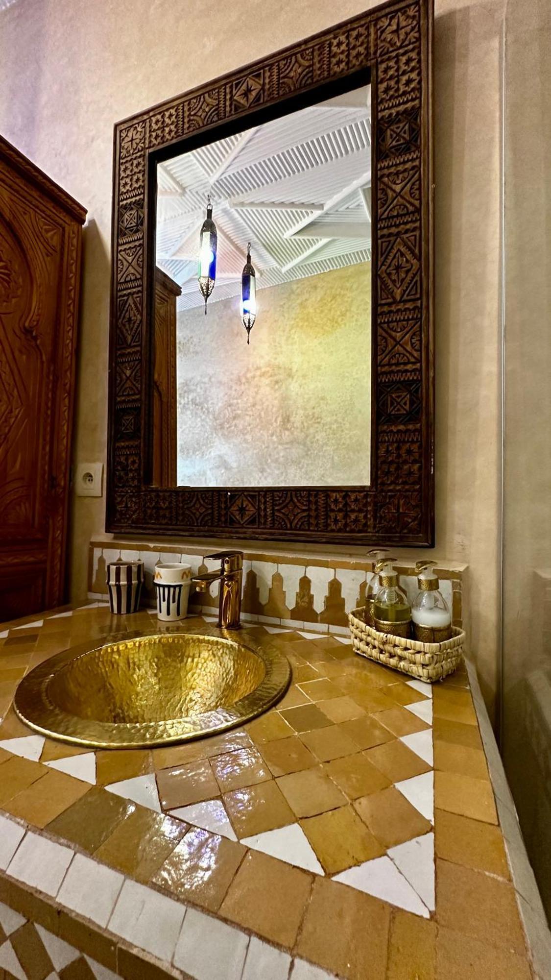 Riad Assouel Et By La Siredrah